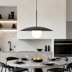 Lampadari Cucina-Selezionato da Mazzolaluce Lampadario disco nero in metallo 65 cm per cucina moderna sfera di vetro
