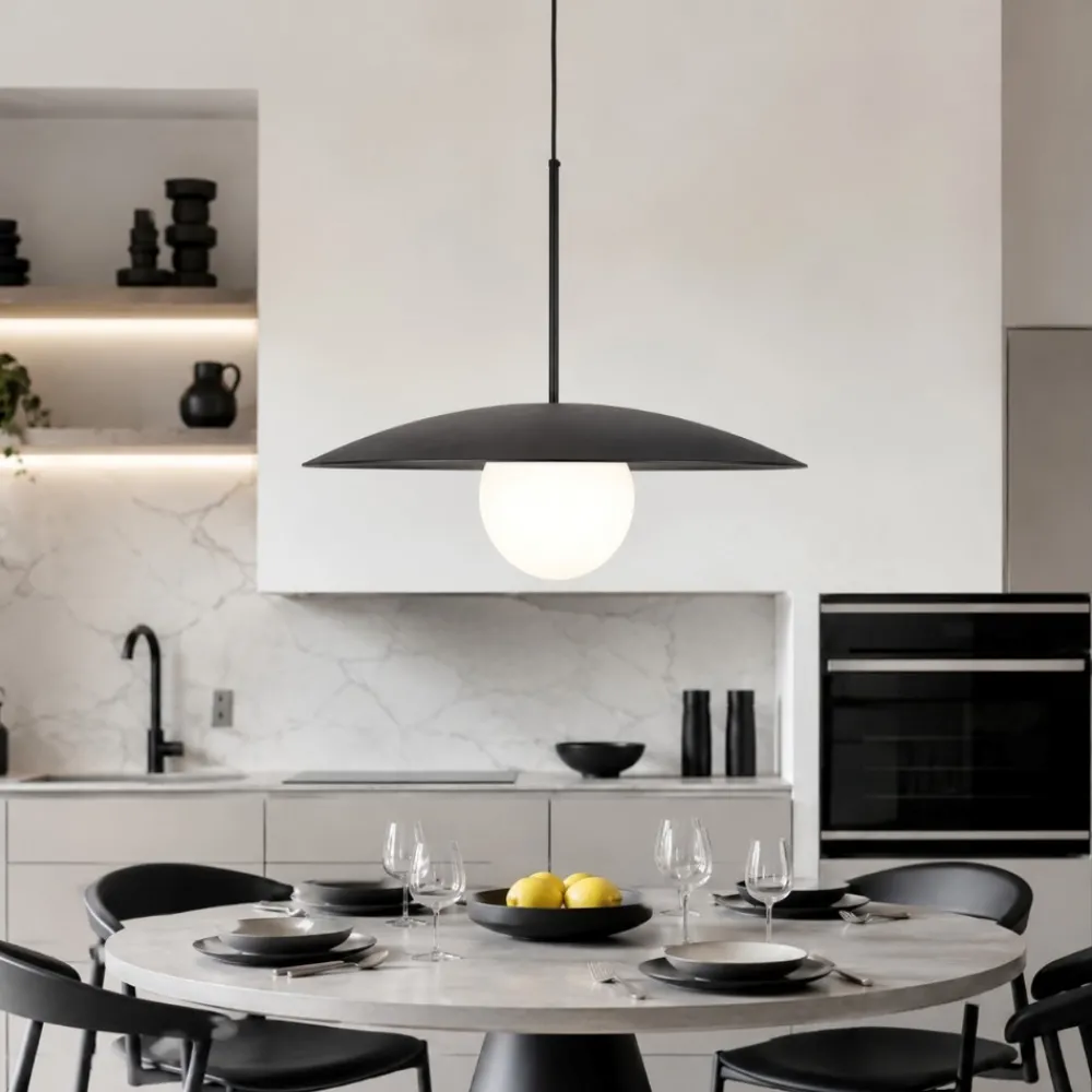 Lampadari Cucina-Selezionato da Mazzolaluce Lampadario disco nero in metallo 65 cm per cucina moderna sfera di vetro