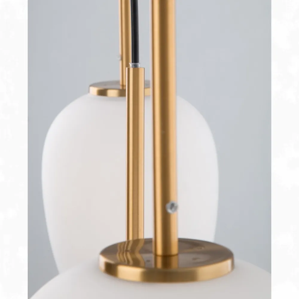 Lampadari Moderni-Selezionato da Mazzolaluce Lampadario dorato con sfere di vetro bianco per sala