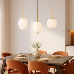 Lampadari Moderni-Selezionato da Mazzolaluce Lampadario dorato con sfere di vetro bianco per sala