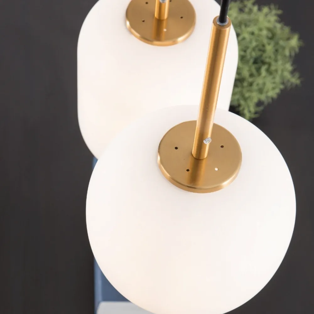 Lampadari Moderni-Selezionato da Mazzolaluce Lampadario dorato con sfere di vetro bianco per sala