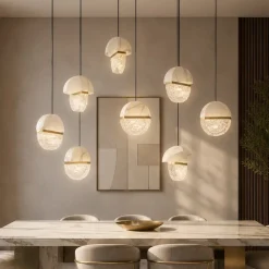 Lampadari Moderni-Selezionato da Mazzolaluce Lampadario elegante in marmo bianco e vetro 8 pendenti per tavolo soggiorno