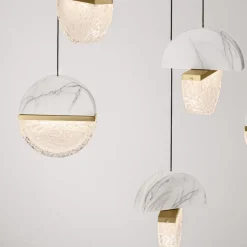 Lampadari Moderni-Selezionato da Mazzolaluce Lampadario elegante in marmo bianco e vetro 8 pendenti per tavolo soggiorno