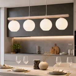 Lampadari Cucina-Selezionato da Mazzolaluce Lampadario in legno e vetro per tavolo da cucina