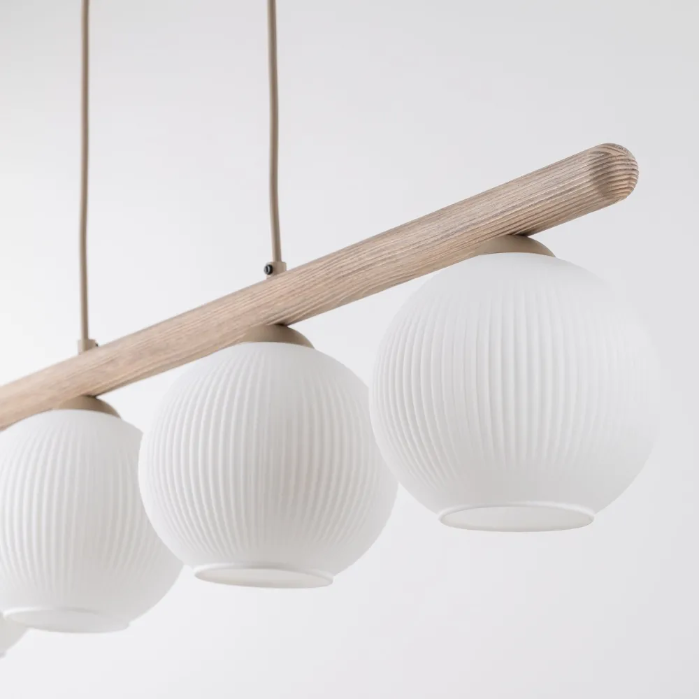 Lampadari Cucina-Selezionato da Mazzolaluce Lampadario in legno e vetro per tavolo da cucina