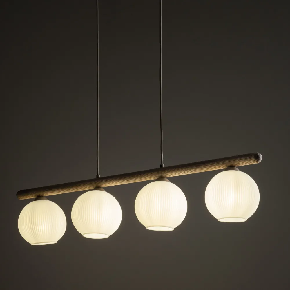 Lampadari Cucina-Selezionato da Mazzolaluce Lampadario in legno e vetro per tavolo da cucina
