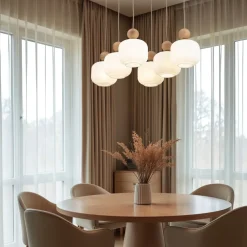 Lampadari Moderni-Selezionato da Mazzolaluce Lampadario in legno e vetro per soggiorno moderno con pendenti a sospensione