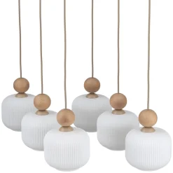 Lampadari Moderni-Selezionato da Mazzolaluce Lampadario in legno e vetro per soggiorno moderno con pendenti a sospensione