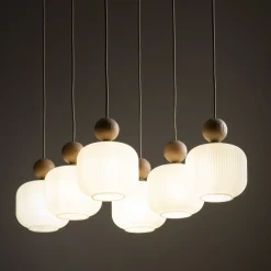 Lampadari Moderni-Selezionato da Mazzolaluce Lampadario in legno e vetro per soggiorno moderno con pendenti a sospensione
