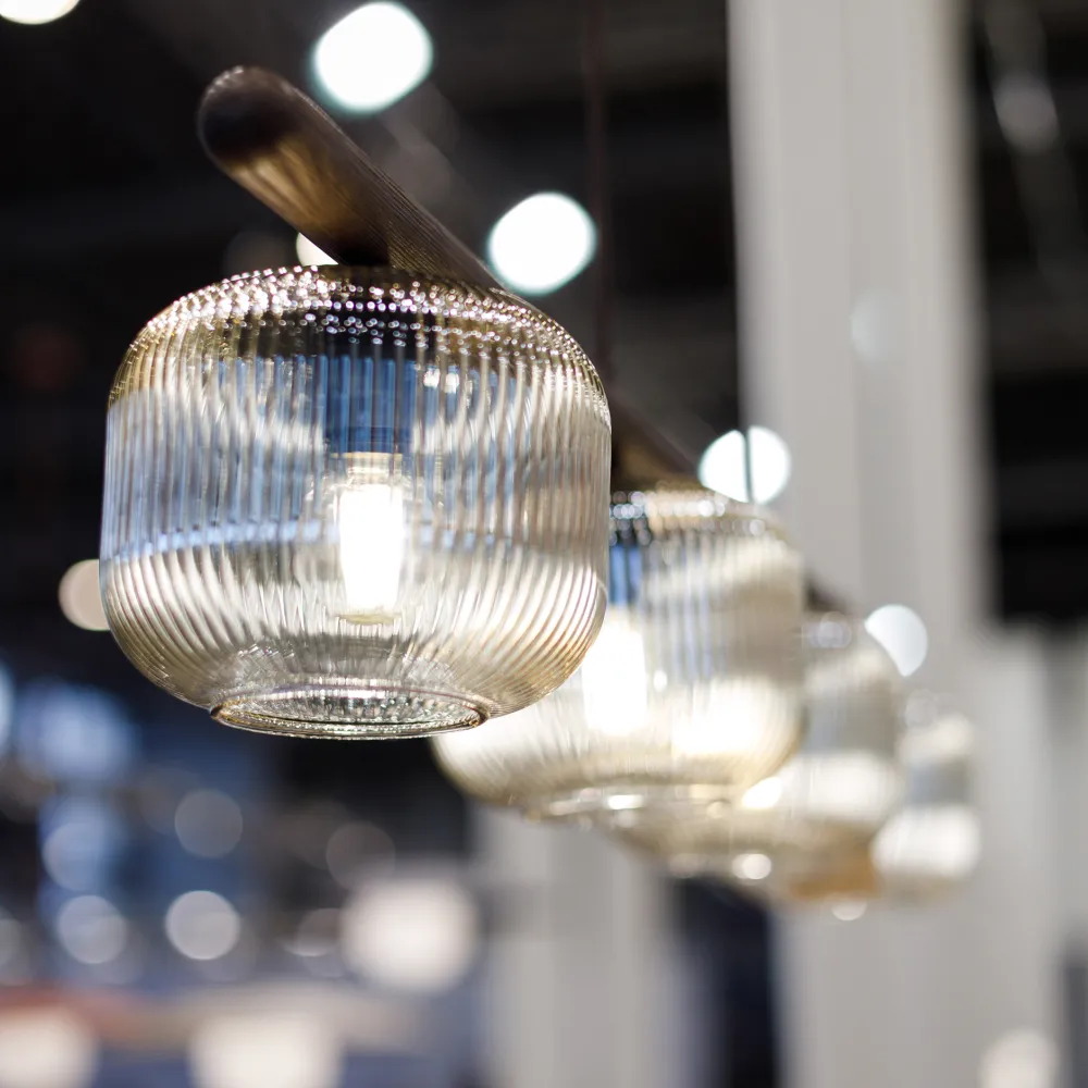 Lampadari Moderni-Selezionato da Mazzolaluce Lampadario in legno sfere di vetro cognac trasparente per sala da pranzo