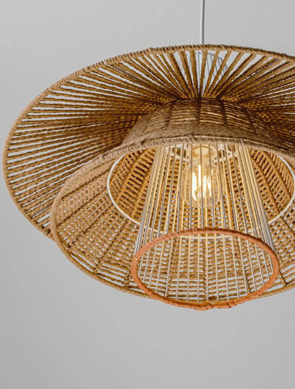Lampadari Moderni-Selezionato da Mazzolaluce Lampadario in rattan naturale e corda arancione