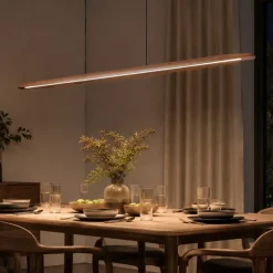 Lampadari Moderni-Selezionato da Mazzolaluce Lampadario japandi a sospensione in legno per sala da pranzo
