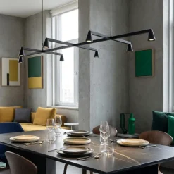 Lampadari Moderni-Selezionato da Mazzolaluce Lampadario led nero moderno per illuminazione tavolo salone