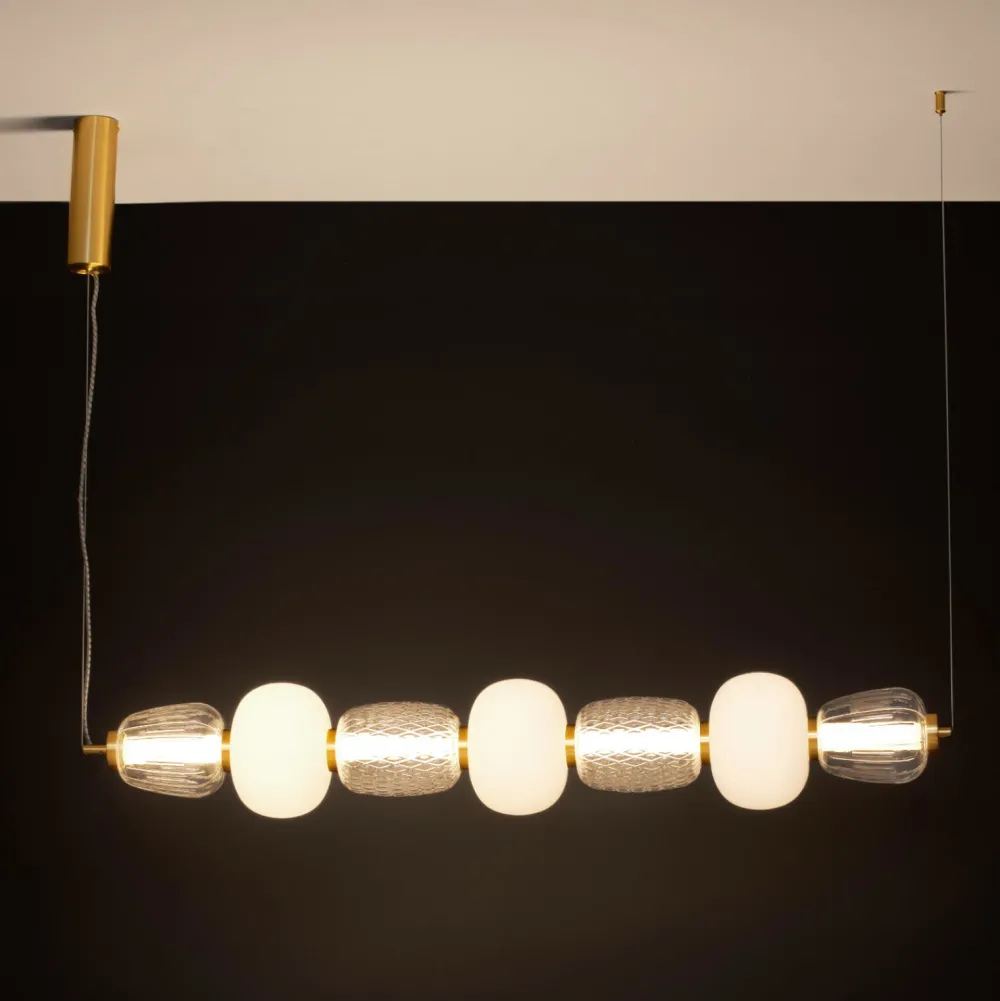 Lampadari Moderni-Selezionato da Mazzolaluce Lampadario led oro stile contemporaneo per soggiorno