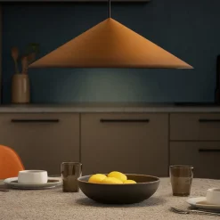 Lampadari Cucina-Selezionato da Mazzolaluce Lampadario led per cucina cono alluminio colore cuoio da tavolo