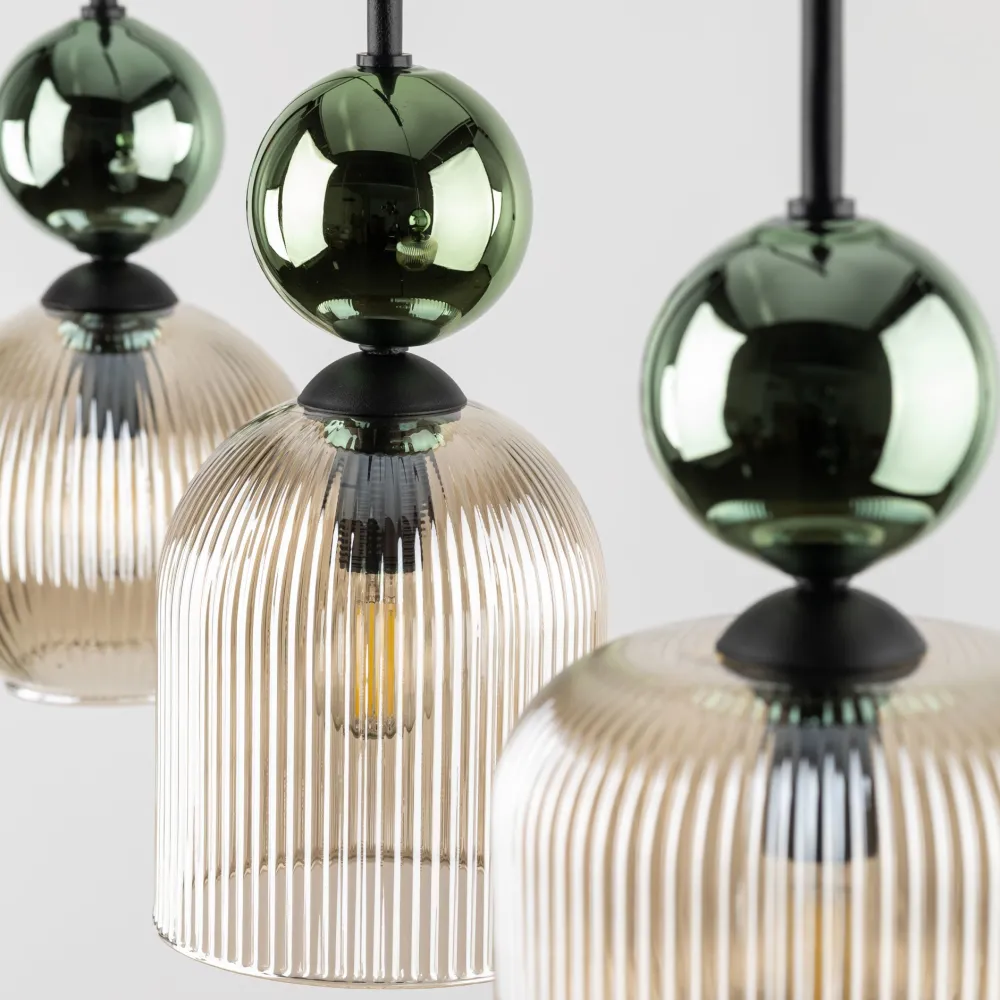 Lampadari Moderni-Selezionato da Mazzolaluce lampadario 3 luci vetri ambra verde per sala da pranzo