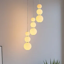 Lampadari Moderni-Selezionato da Mazzolaluce Lampadario moderno a cascata tre sospensioni in vetro bianco led 3000k