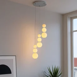 Lampadari Moderni-Selezionato da Mazzolaluce Lampadario moderno a cascata tre sospensioni in vetro bianco led 3000k