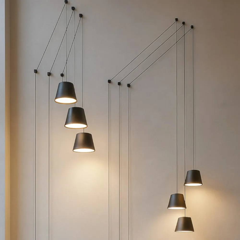 Lampadari Moderni-Selezionato da Mazzolaluce Lampadario moderno con decentramento sei luci sospese nere