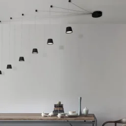 Lampadari Moderni-Selezionato da Mazzolaluce Lampadario moderno con decentramento sei luci sospese nere