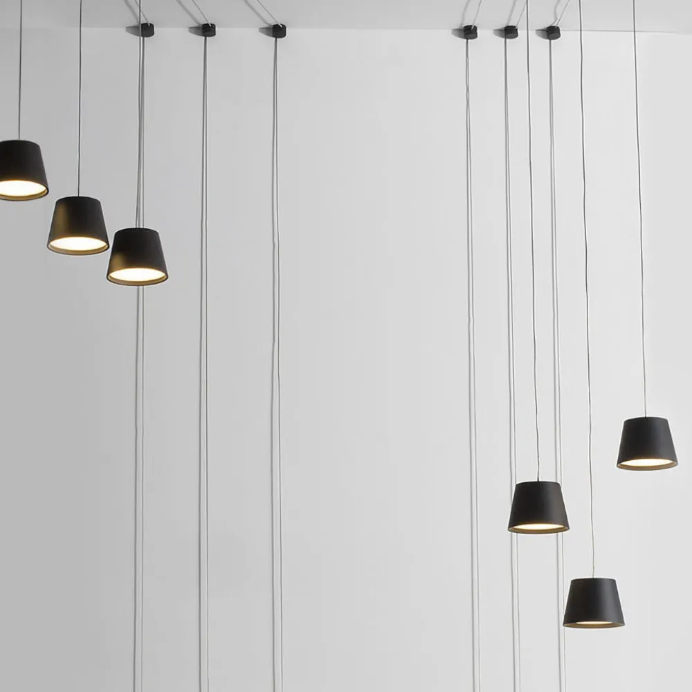 Lampadari Moderni-Selezionato da Mazzolaluce Lampadario moderno con decentramento sei luci sospese nere