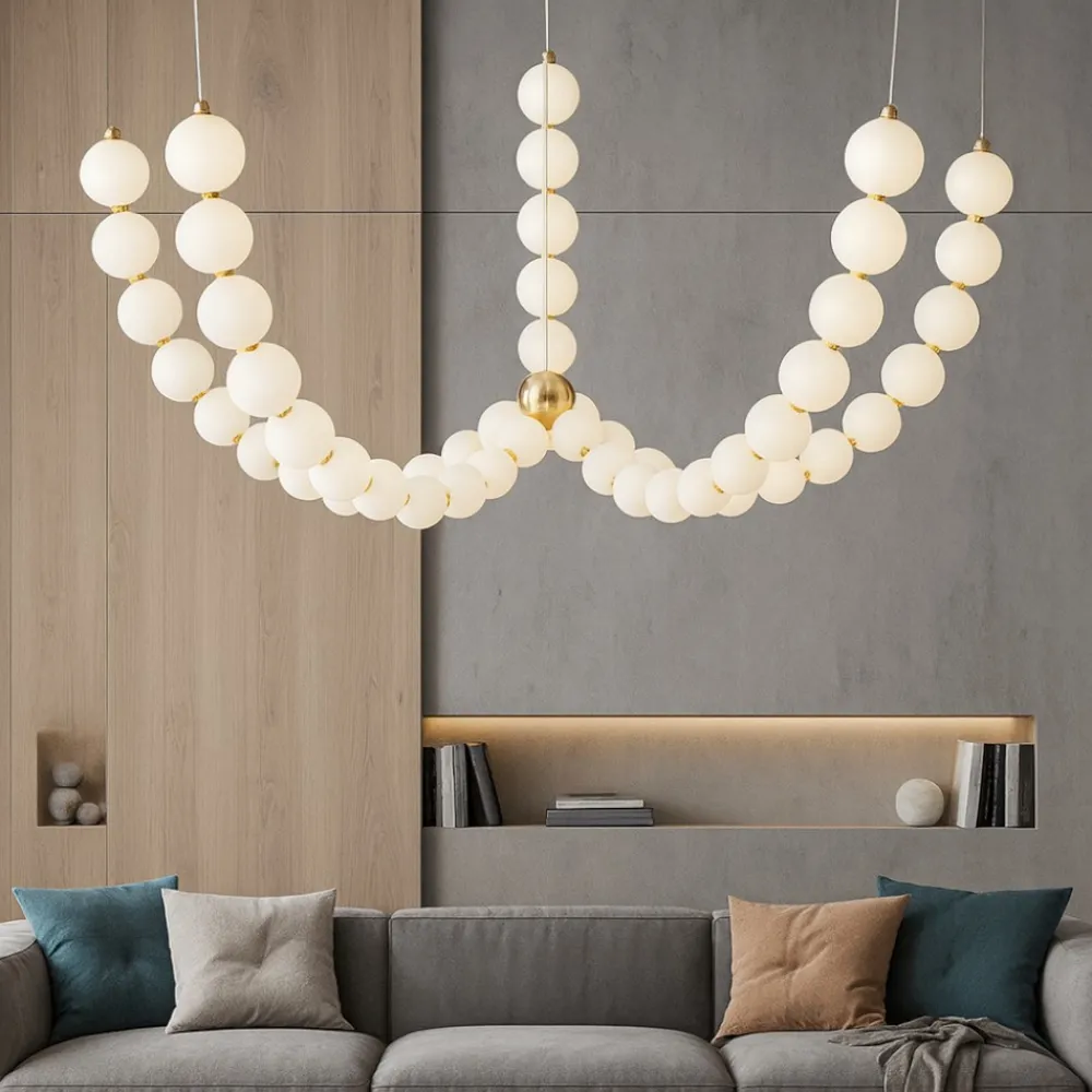 Lampadari Moderni-Selezionato da Mazzolaluce Lampadario moderno con decentramento perle vetro bianco e oro led 3000k