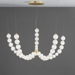 Lampadari Moderni-Selezionato da Mazzolaluce Lampadario moderno con decentramento perle vetro bianco e oro led 3000k