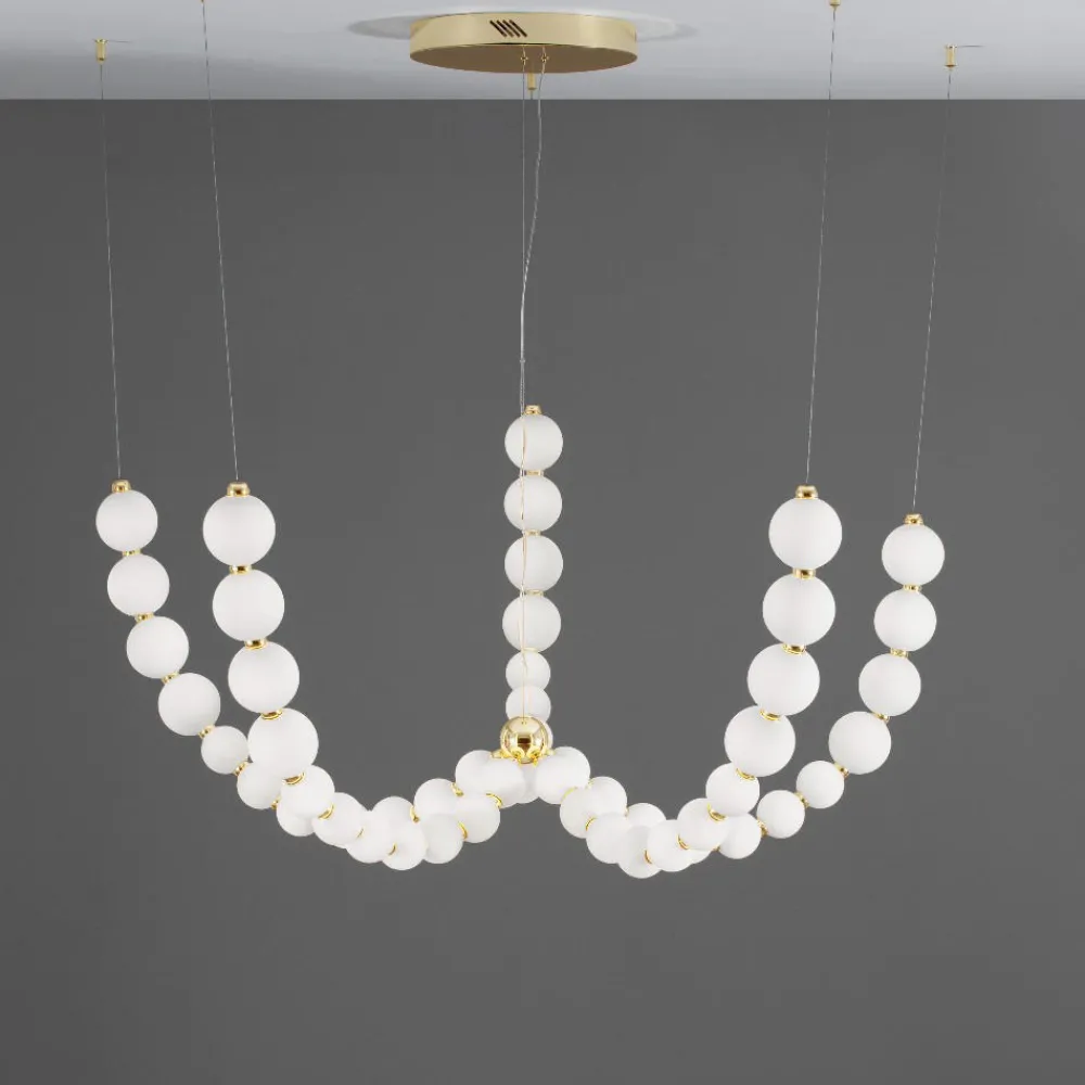 Lampadari Moderni-Selezionato da Mazzolaluce Lampadario moderno con decentramento perle vetro bianco e oro led 3000k