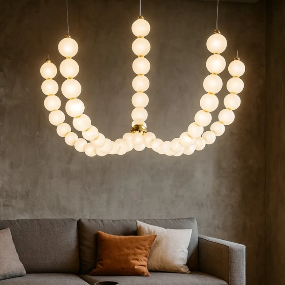 Lampadari Moderni-Selezionato da Mazzolaluce Lampadario moderno con decentramento perle vetro bianco e oro led 3000k