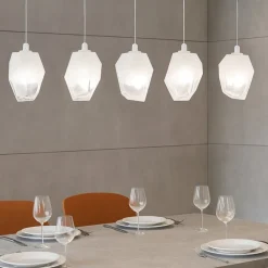 Lampadari Moderni-Selezionato da Mazzolaluce Lampadario moderno con pendenti in vetro per sala da pranzo