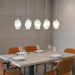 Lampadari Moderni-Selezionato da Mazzolaluce Lampadario moderno con pendenti in vetro per sala da pranzo