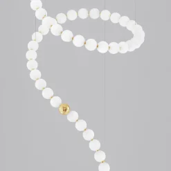 Lampadari Moderni-Selezionato da Mazzolaluce Lampadario moderno design dettagli oro led 3000k vetro bianco opaco e oro