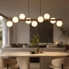Lampadari Moderni-Selezionato da Mazzolaluce Lampadario moderno di legno per soggiorno sfere vetro bianco