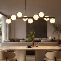 Lampadari Moderni-Selezionato da Mazzolaluce Lampadario moderno di legno per soggiorno sfere vetro bianco