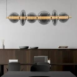 Lampadari Moderni-Selezionato da Mazzolaluce Lampadario moderno orizzontale per soggiorno contemporaneo