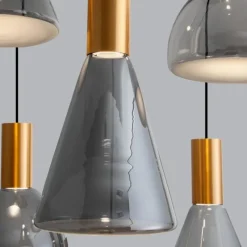 Lampadari Moderni-Selezionato da Mazzolaluce Lampadario moderno per salotto struttura oro 6 vetri pendenti