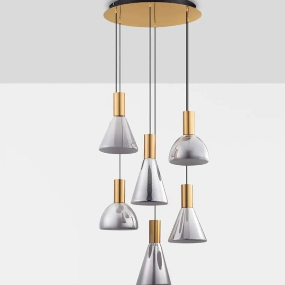 Lampadari Moderni-Selezionato da Mazzolaluce Lampadario moderno per salotto struttura oro 6 vetri pendenti