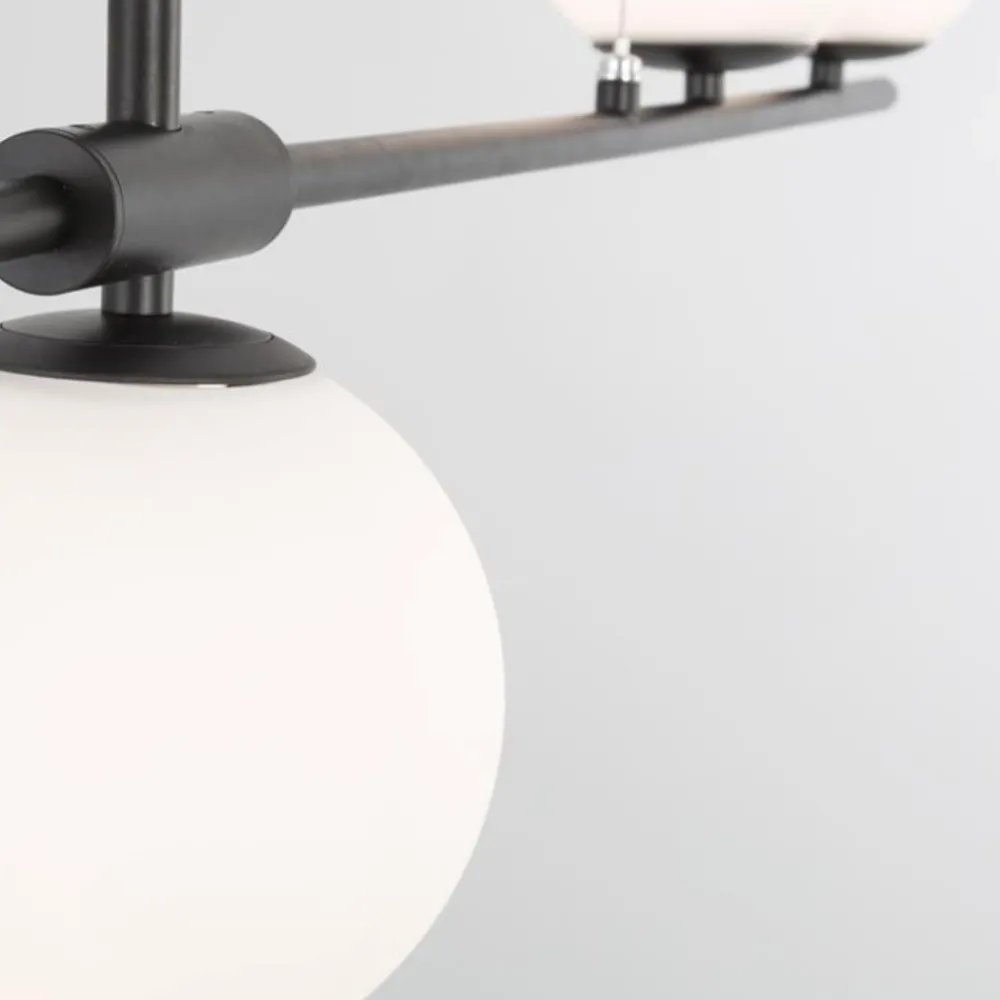Lampadari Moderni-Selezionato da Mazzolaluce Lampadario moderno per soggiorno nero sfere vetro bianco