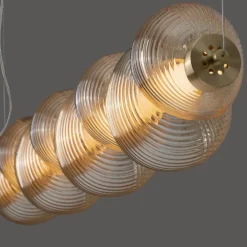 Lampadari Moderni-Selezionato da Mazzolaluce Lampadario moderno per tavolo da pranzo vetro ambra led 3000k