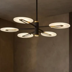 Lampadari Moderni-Selezionato da Mazzolaluce Lampadario moderno per tavolo da pranzo nero e oro led 3000k