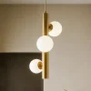 Lampadari Moderni-Selezionato da Mazzolaluce Lampadario moderno verticale oro tre vetri bianchi