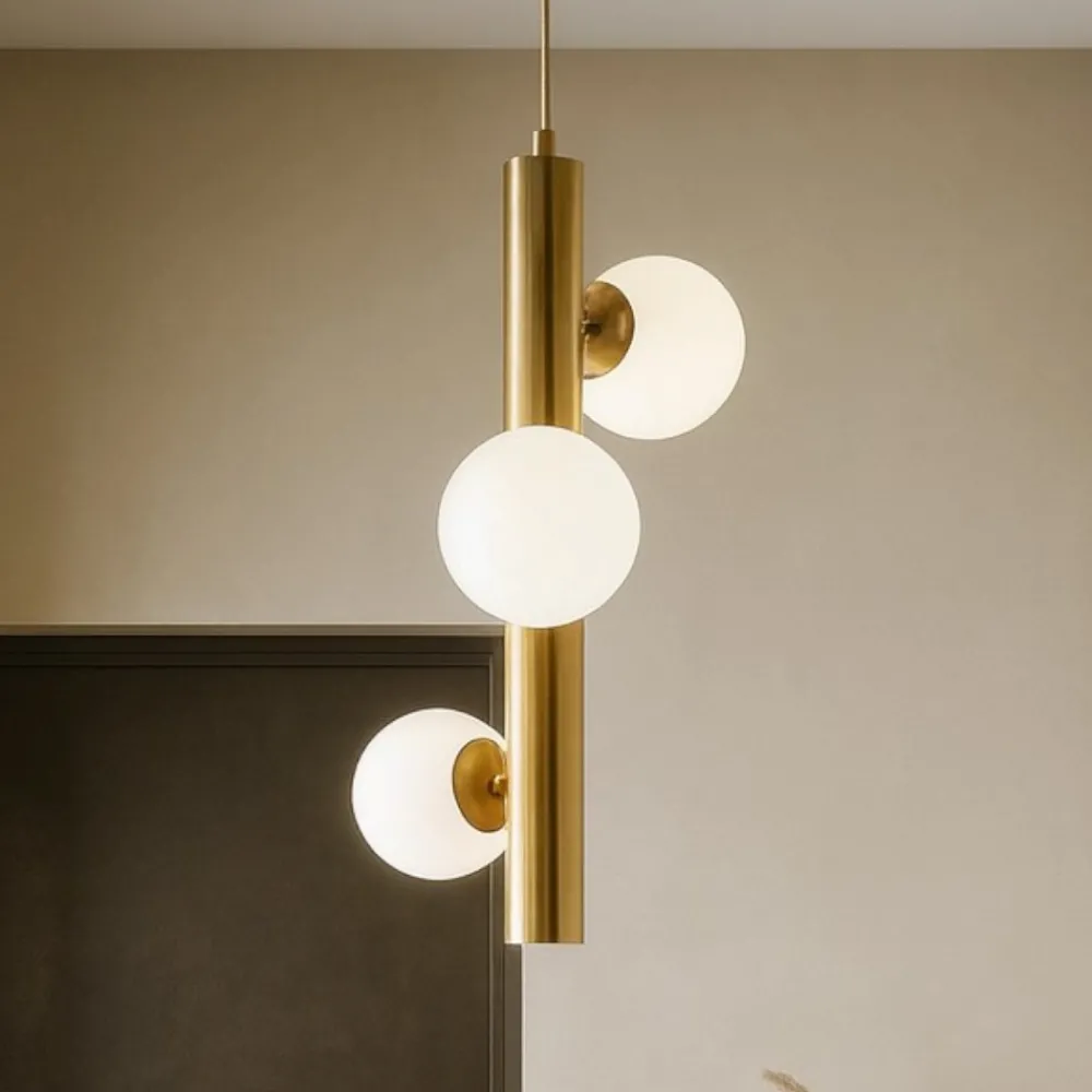 Lampadari Moderni-Selezionato da Mazzolaluce Lampadario moderno verticale oro tre vetri bianchi