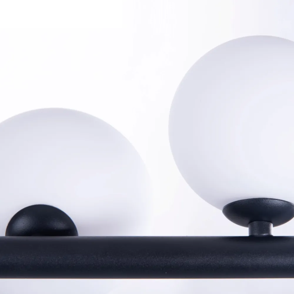 Lampadari Moderni-Selezionato da Mazzolaluce Lampadario nero design sfere vetro bianco per soggiorno moderno