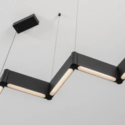 Lampadari Cucina-Selezionato da Mazzolaluce Lampadario nero design zig zag per isola sala da pranzo cucina