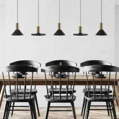 Lampadari Moderni-Selezionato da Mazzolaluce Lampadario nero oro con pendenti per tavolo in soggiorno