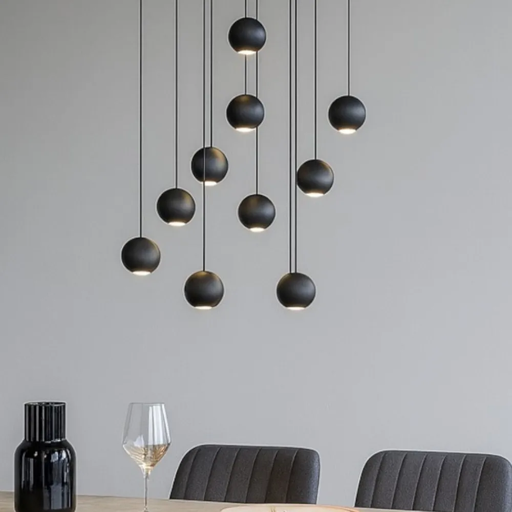 Lampadari Moderni-Selezionato da Mazzolaluce Lampadario nero sfere a grappolo per tavolo soggiorno moderno