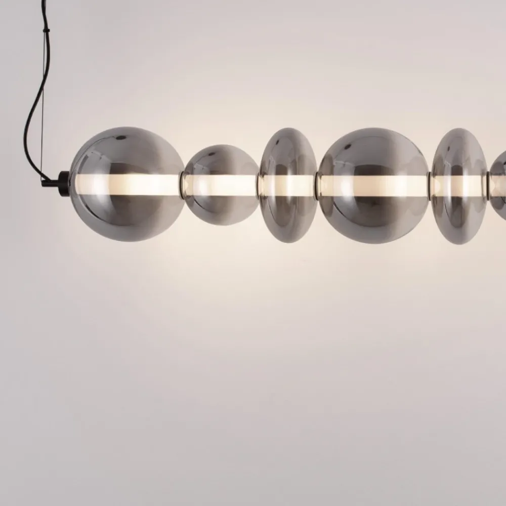 Lampadari Moderni-Selezionato da Mazzolaluce Lampadario orizzontale moderno con sfere di vetro per soggiorno