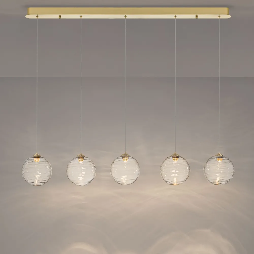 Lampadari Moderni-Selezionato da Mazzolaluce Lampadario oro con pendenti sfere di vetro ondulato trasparente per sala da pranzo