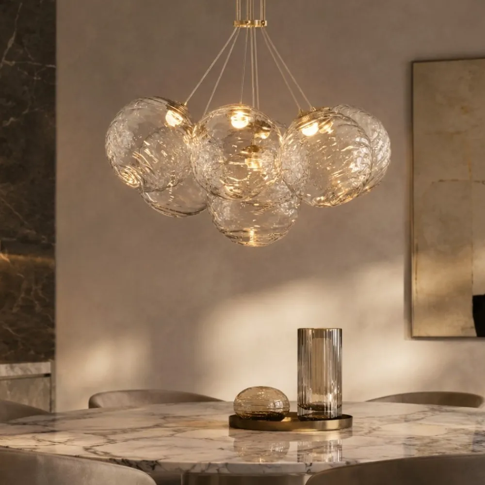 Lampadari Moderni-Selezionato da Mazzolaluce Lampadario oro sfere raggruppate trasparenti ondulate per sala da pranzo contemporanea