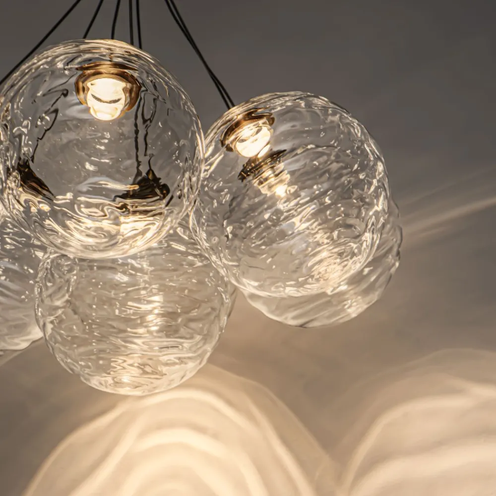 Lampadari Moderni-Selezionato da Mazzolaluce Lampadario oro sfere raggruppate trasparenti ondulate per sala da pranzo contemporanea